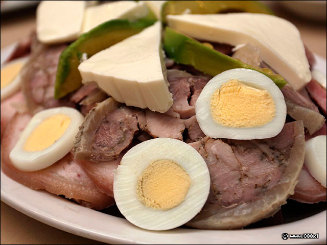 En la Pichanga del restaurante Los Buenos Muchachos viene adems una sabrosa ensalada como fresco acompaamiento - Los Buenos Muchachos - Cumming